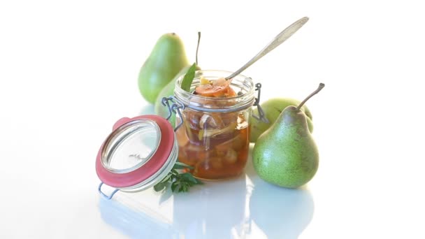 Doce engarrafamento de fruto com maçãs e pêras em um jarro de vidro — Vídeo de Stock