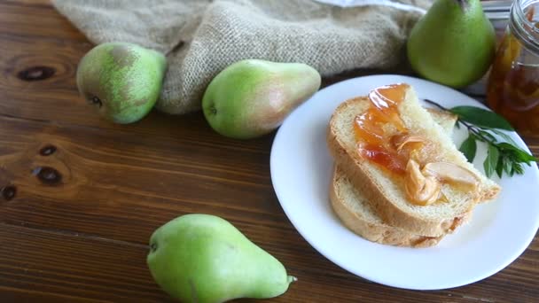 Κομμάτια του ψωμιού με γλυκό φρούτο με σπιτική μαρμελάδα από τα αχλάδια και τα μήλα σε μια πιατέλα — Αρχείο Βίντεο