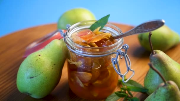 Söt frukt, sylt med äpplen och päron i en glasburk — Stockvideo