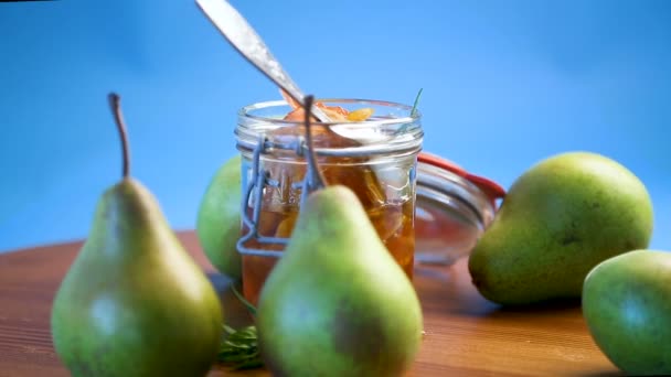 Confiture de fruits sucrés aux pommes et poires dans un bocal en verre — Video