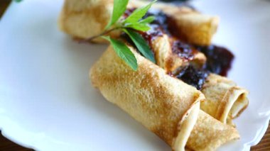 ince kızarmış krep reçel bir plaka ile doldurulmuş