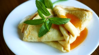 tatlı ince bir plaka reçel krep