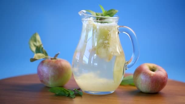 Zomer zoete koude compote van verse appelen met een takje munt — Stockvideo