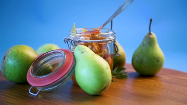 Söt frukt, sylt med äpplen och päron i en glasburk — Stockvideo