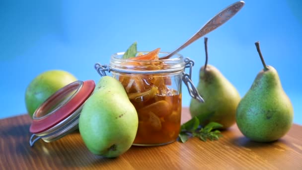 Confiture de fruits sucrés aux pommes et poires dans un bocal en verre — Video