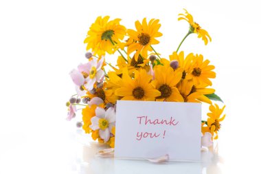 Beyaz arka plan üzerinde izole sarı büyük papatya buketi