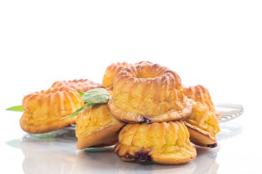 Beyaz arka plan üzerinde izole pudra şekeri tatlı çörek lor