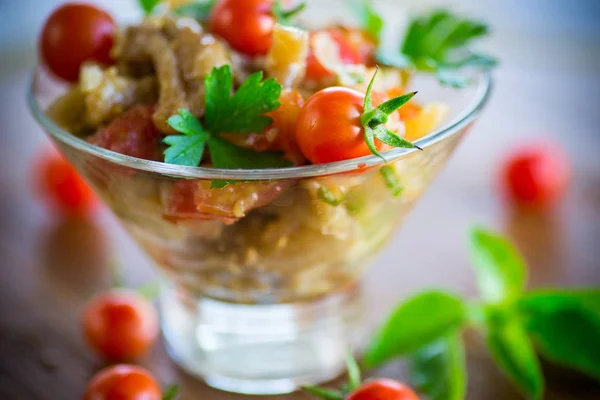 一份温暖的沙拉 烤茄子和辣椒 樱桃西红柿放在玻璃碗里 — 图库照片