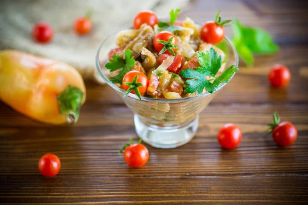 Una Ensalada Caliente Berenjena Horno Pimientos Con Tomates Cherry Tazón — Foto de Stock