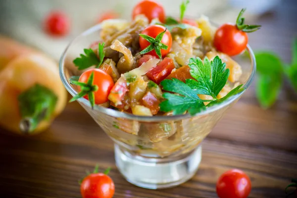 Ljummen Sallad Bakad Aubergine Och Paprika Med Körsbärstomater Glasskål — Stockfoto