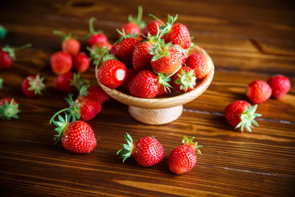 Reife Rote Bio Erdbeere Auf Einem Hölzernen Hintergrund — Stockfoto