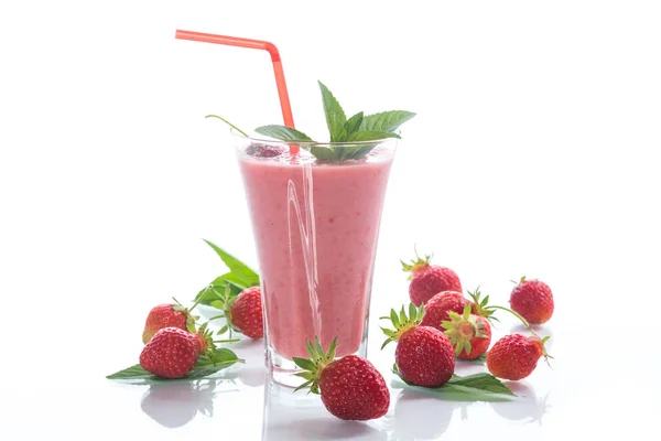 Φράουλα Φρέσκα Smoothies Γλυκό Ποτήρι Λευκό Φόντο — Φωτογραφία Αρχείου