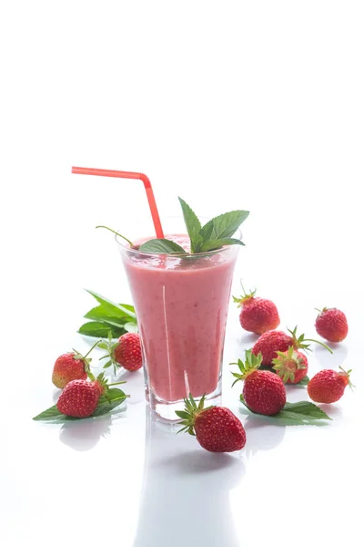 Smoothies Sucrés Frais Fraise Dans Verre Sur Fond Blanc — Photo