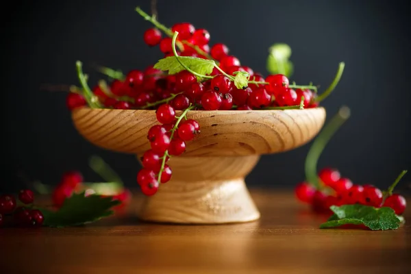 Reife Beeren Natürliche Rote Johannisbeeren Auf Einem Holztisch — Stockfoto