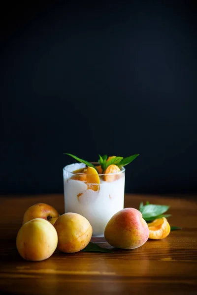 Hausgemachter Joghurt Mit Reifen Aprikosen Auf Holzgrund — Stockfoto