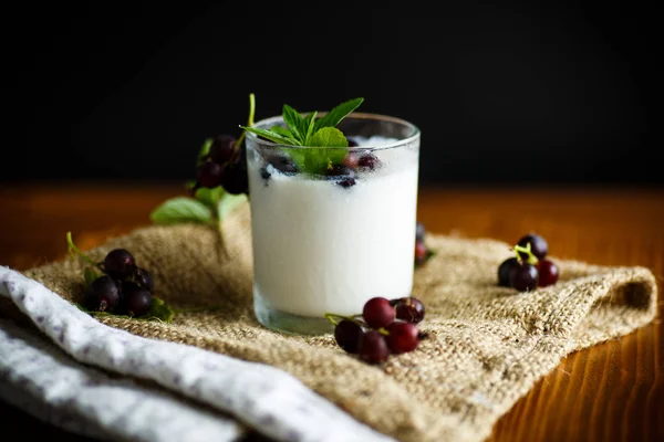 Yogurt Casero Dulce Con Grosella Negra Vaso Sobre Fondo Madera —  Fotos de Stock