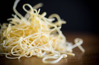 Ev yapımı kurutulmuş ince kıyılmış erişte ahşap bir masa üzerinde yumurta