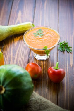 ahşap bir masa üzerinde bir cam kase kabak ile ev yapımı bitkisel havyar