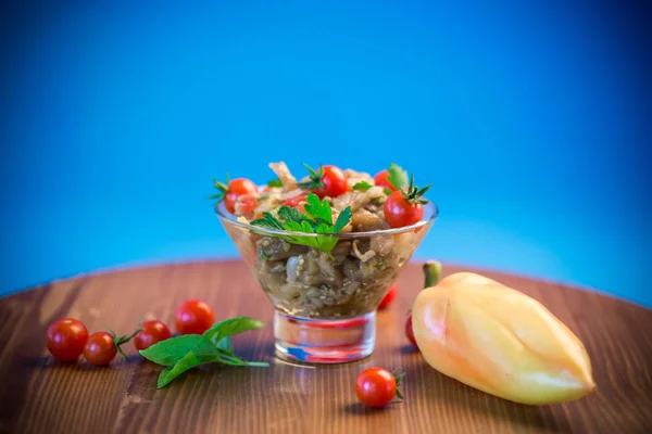구운된 가지와 그릇에 토마토와 고추의 따뜻한 샐러드 — 스톡 사진
