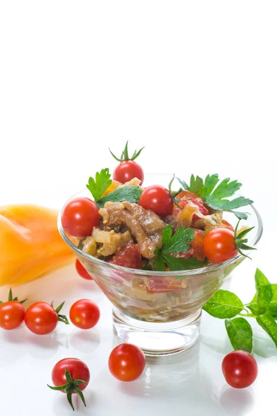 一份温暖的沙拉 烤茄子和辣椒 樱桃西红柿放在玻璃碗里 — 图库照片