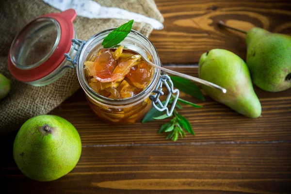 リンゴとナシの木のテーブルにガラスの瓶に甘いフルーツ ジャム — ストック写真