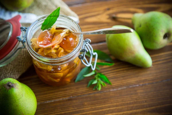 リンゴとナシの木のテーブルにガラスの瓶に甘いフルーツ ジャム — ストック写真