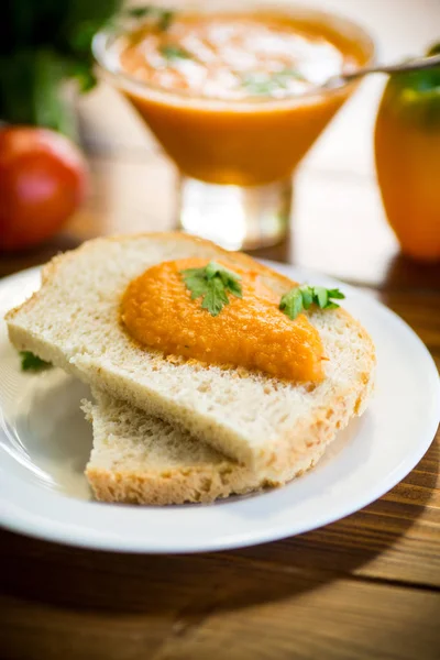 Hausgemachter Kaviar Mit Gemüse Auf Einer Scheibe Brot Auf Einem — Stockfoto