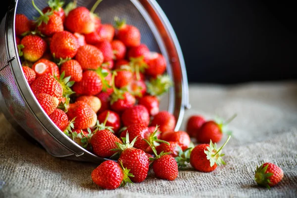 Fraise Rouge Mûre Sur Une Table Avec Nappe Toile Jute — Photo