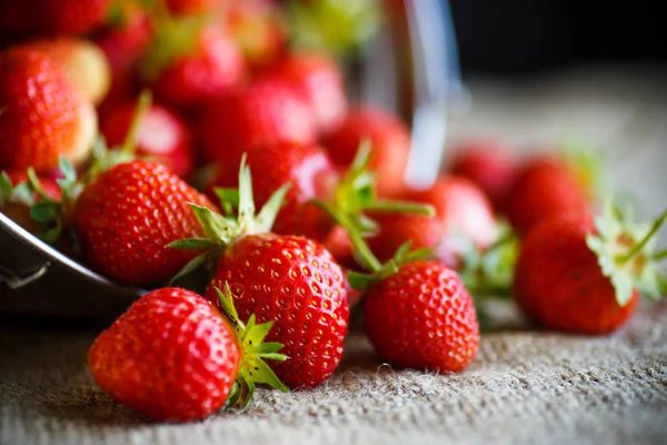 Reife Rote Erdbeere Auf Einem Tisch Mit Klettendecke — Stockfoto