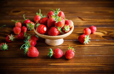 ahşap arka plan üzerinde kırmızı olgun organik çilek