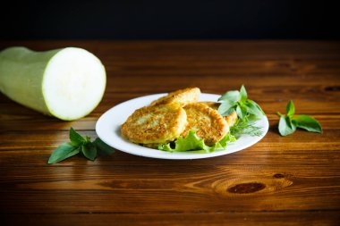 Paskalya diyet sebze ile ahşap bir masa üzerinde Kabak börek