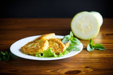 Paskalya diyet sebze ile ahşap bir masa üzerinde Kabak börek