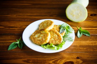 Paskalya diyet sebze ile ahşap bir masa üzerinde Kabak börek