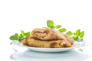 beyaz bir arka plan üzerinde kızarmış ince krep dolması