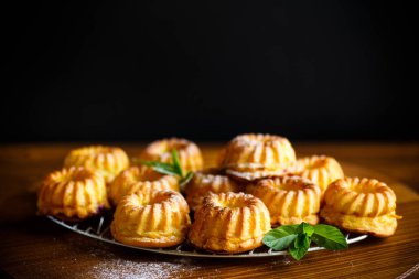 ahşap masa üzerine pudra şekeri tatlı çörek lor