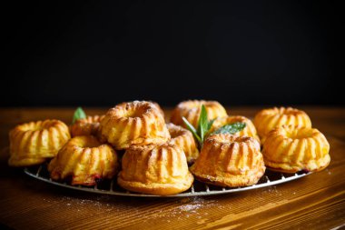 ahşap masa üzerine pudra şekeri tatlı çörek lor