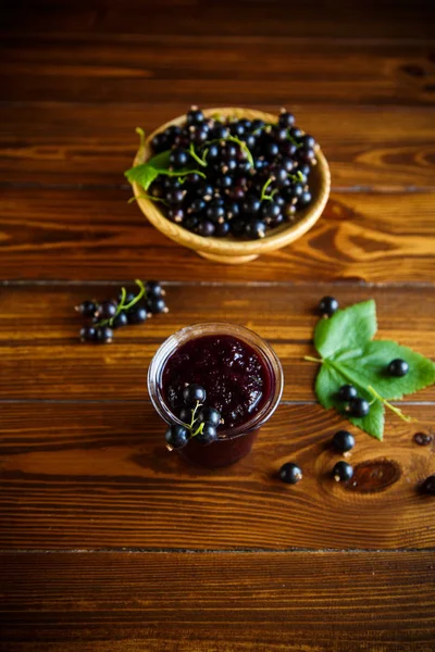 木製のテーブルにブラックカラント果実の甘いジャム — ストック写真