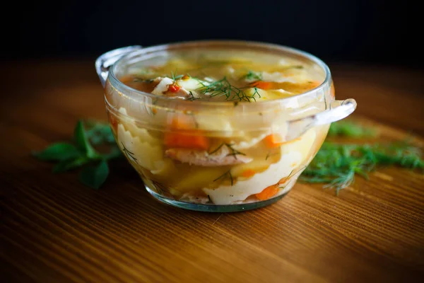 Hühnersuppe Mit Hausgemachten Nudeln Einem Teller Auf Einem Holztisch — Stockfoto