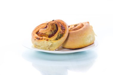 sosis ve beyaz zemin üzerine dolgu ile rulo halinde buns