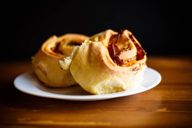 sosis ve ahşap bir masa üzerinde dolgu ile rulo halinde buns