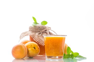 taze tatlı organik kayısı reçel izole üzerinde beyaz arka plan