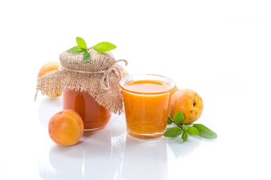 taze tatlı organik kayısı reçel izole üzerinde beyaz arka plan