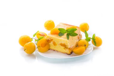 beyaz bir arka plan üzerinde içinde sarı erik ile doldurulmuş tatlı lor güveç