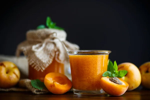 Frische Süße Bio Marillenmarmelade Auf Einem Holztisch — Stockfoto