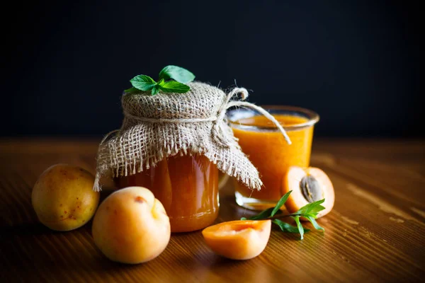 Verse Zoete Biologische Abrikozenjam Een Houten Tafel — Stockfoto