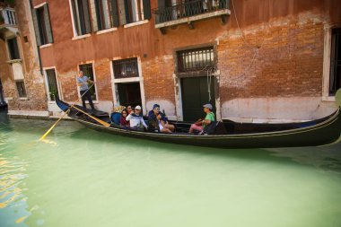 Venedik. İtalya. Eylül 8, gondol yeşil kanal suları ile topa vurma 2018.Venetian şair