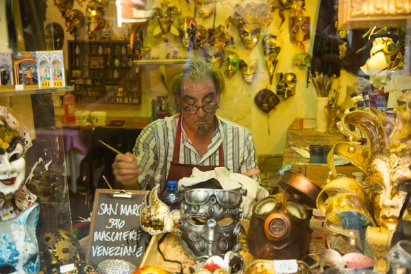 Venice. Italy. September 8, 2018.The master in his workshop at the store makes masquerade masks — Stock Photo, Image