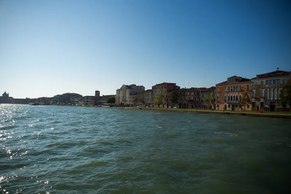 Venecia. De Italia. 8 de septiembre de 2018.Gran Canal con barcos turísticos en verano, Venecia, Italia . — Foto de Stock