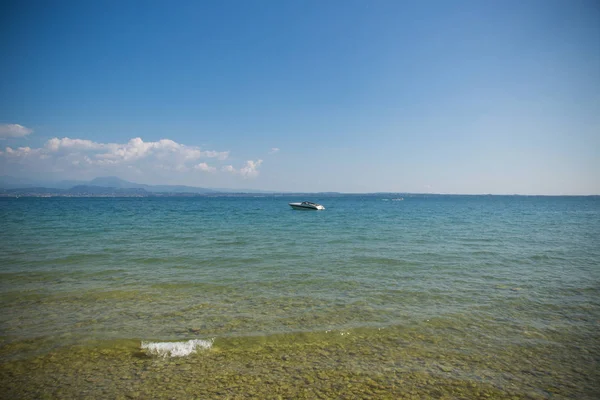 Gyönyörű Garda-tó Olaszország, napsütéses nyári napon. Szeptember 7-2018 — Stock Fotó