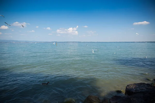 Gyönyörű Garda-tó Olaszország, napsütéses nyári napon. Szeptember 7-2018 — Stock Fotó